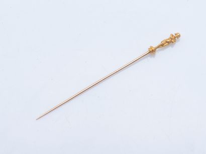 Pin in 18K yellow gold (750 ‰) the head depicting...