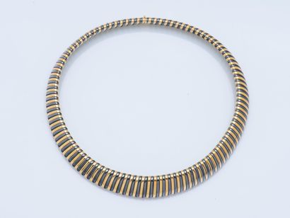 Collier ras de cou formant un ruban de tubogaz...