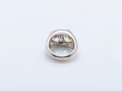 Bague bandeau bombé en or gris 18 carats...