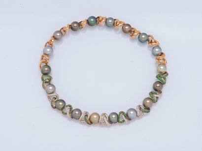 Collier ras de cou dessinant une draperie...