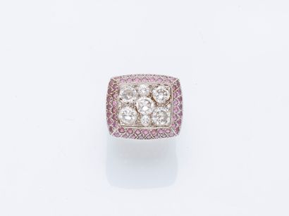 Bague de forme chevalière en or gris 18 carats...