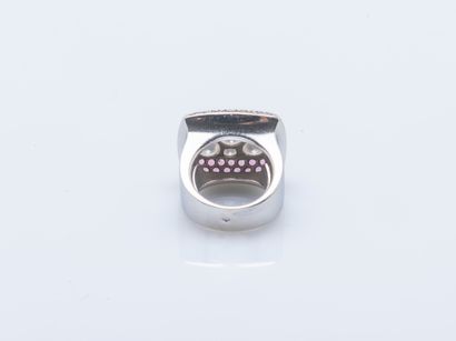 Bague de forme chevalière en or gris 18 carats...