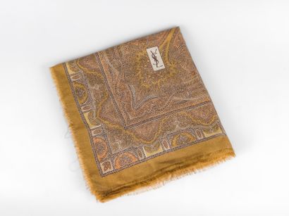 Yves SAINT LAURENT
Large wool stole in ochre...