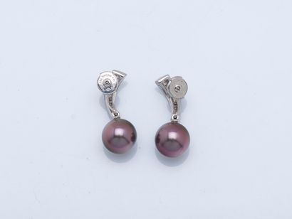 Paire de pendants d’oreilles en or gris 18...