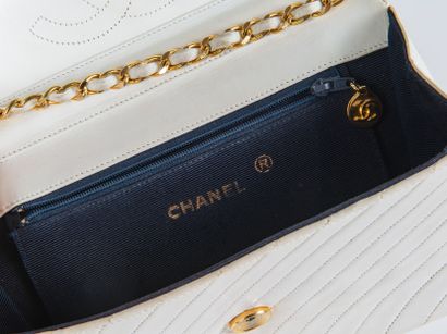 CHANEL
Quilted white lambskin bag, snap closure...