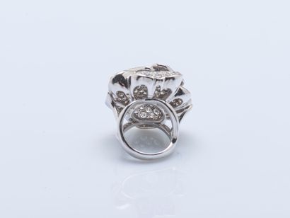 Importante bague camélia en or gris 18 carats...
