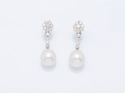 Pair of earrings in 18K (750 ‰) white gold,...