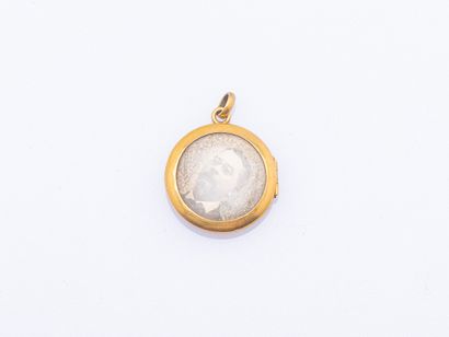 Round photo holder opening pendant in 18K...