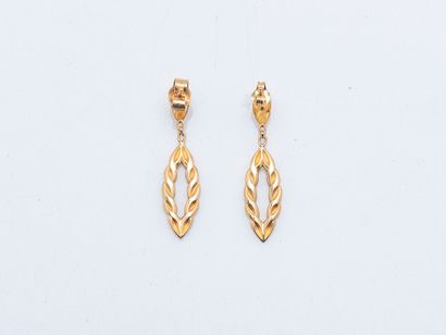 Paire de pendants d'oreilles en or jaune...