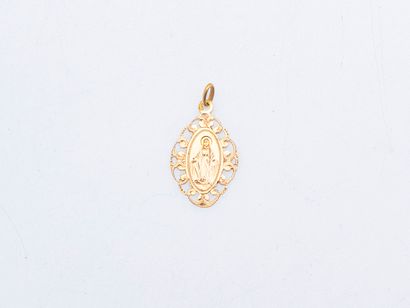 Oval pendant in 18K yellow gold (750 ‰) featuring...