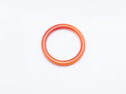 Bracelet jonc en jade orange teinté. 
Diam....
