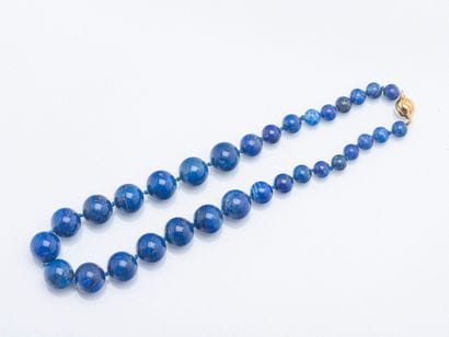 Important collier de perles de lapis lazuli...