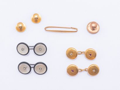 Lot comprising a pair of 18kt yellow gold...