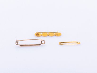 Set of three 18K yellow gold (750 ‰) barrettes...