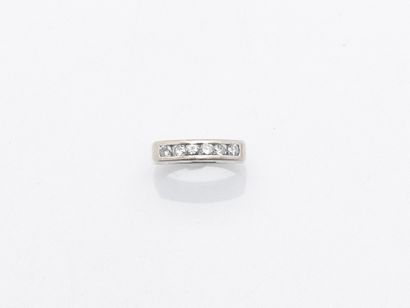 Demi-alliance en or gris 18 carats (750 ‰)...