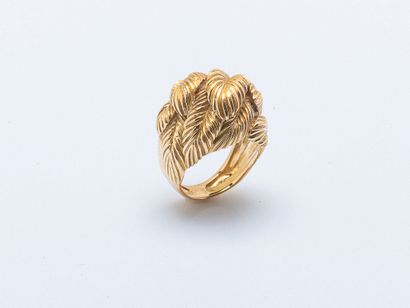 Bague dessinant un buisson de palmes en or...