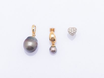Lot comprenant une puce d'oreilles cœur en...