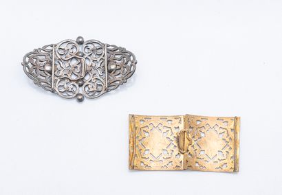 Set of two belt buckles:
- a silver buckle...