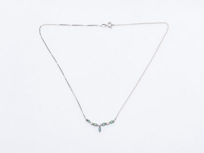 Collier en or gris 18 carats (750 ‰) formé...