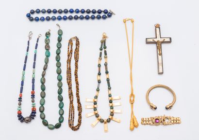 Important lot de bijoux fantaisies comprenant...