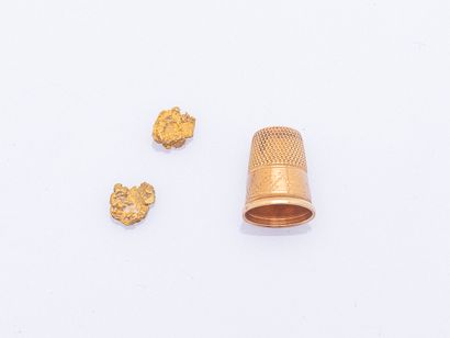 Lot comprising two gold nuggets and thimble...
