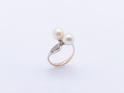 18K (750 ‰) white gold ring set with two...