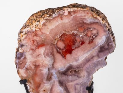 Agate socle, Brésil. 
Dim. : 23 x 32 cm