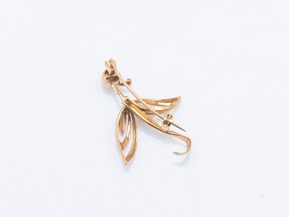Brooch in 18K yellow gold (750 ‰) stylizing...
