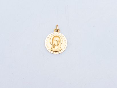 Pendentif médaille en or jaune 18 carats...
