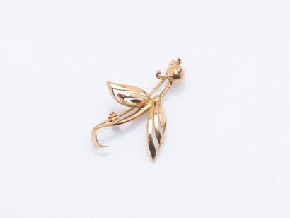 Brooch in 18K yellow gold (750 ‰) stylizing...