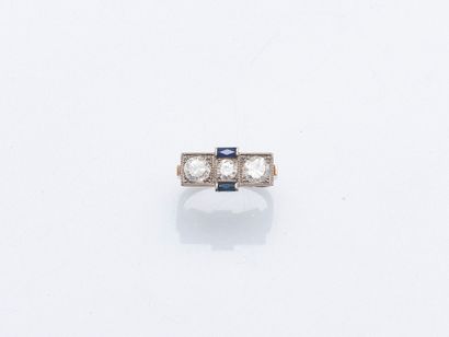 Ring in 18K yellow gold (750 ‰), the rectangular...