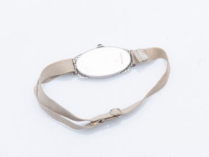 Oval-shaped ladies' watch case in platinum...