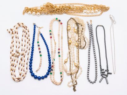 Important lot de bijoux fantaisies.