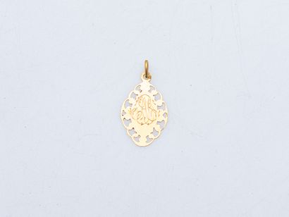 Oval pendant in 18K yellow gold (750 ‰) featuring...