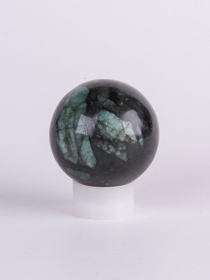 Sphère d'émeraude, Brésil. 
Dia. : 6 cm