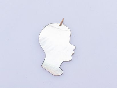 Pendentif en nacre stylisant le profil d'un...