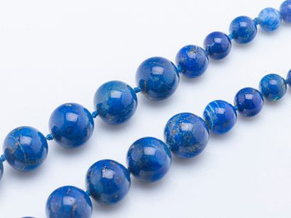 Important collier de perles de lapis lazuli...