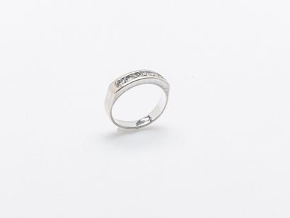 Demi-alliance en or gris 18 carats (750 ‰)...