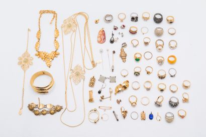 Un lot de bijoux fantaisies en métal et plaqués...