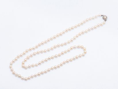 Long sautoir of a strand of freshwater pearls,...