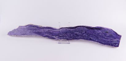 Charoïte, Sibérie. 
Dim. : 9 x 57 cm