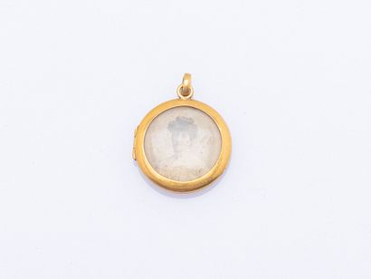 Round photo holder opening pendant in 18K...