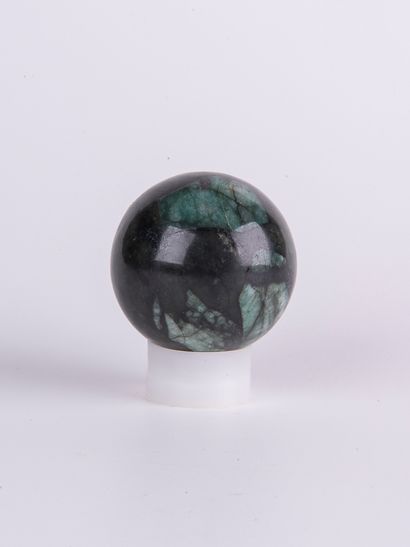Sphère d'émeraude, Brésil. 
Dia. : 6 cm