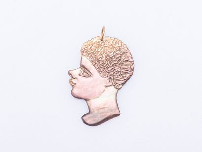 Pendentif en nacre stylisant le profil d'un...