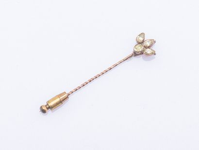 9K rose gold tie pin (375 ‰) set with four...