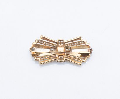 Knot-drawing plate brooch in 18k yellow gold...