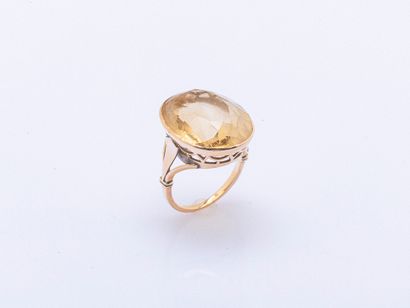 9K rose gold ring (375 ‰) adorned with a...