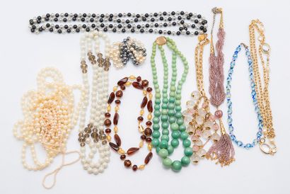 Important lot de bijoux fantaisies.