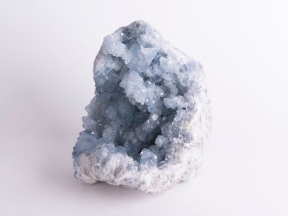 Célestite, Madagascar. 
Dim. : 15 x 18 c...