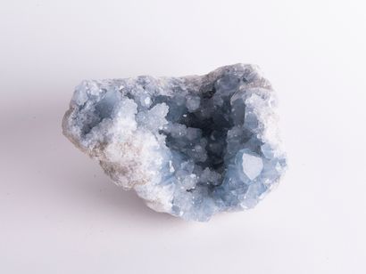 Célestite, Madagascar. 
Dim. : 15 x 18 c...